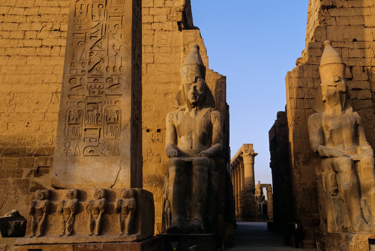 Kolossalstatue af Ramses II (den Store), foran pylon, Luxor-templet, Festiv..., 2001 (foto) af Kenneth Garrett