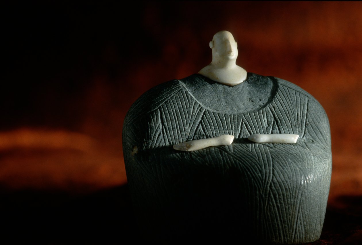 Sammensat menneskefigur af steatit og hvid sten; Oxus-civilisationen; Turkmenistan..., 2004 (foto) af Kenneth Garrett