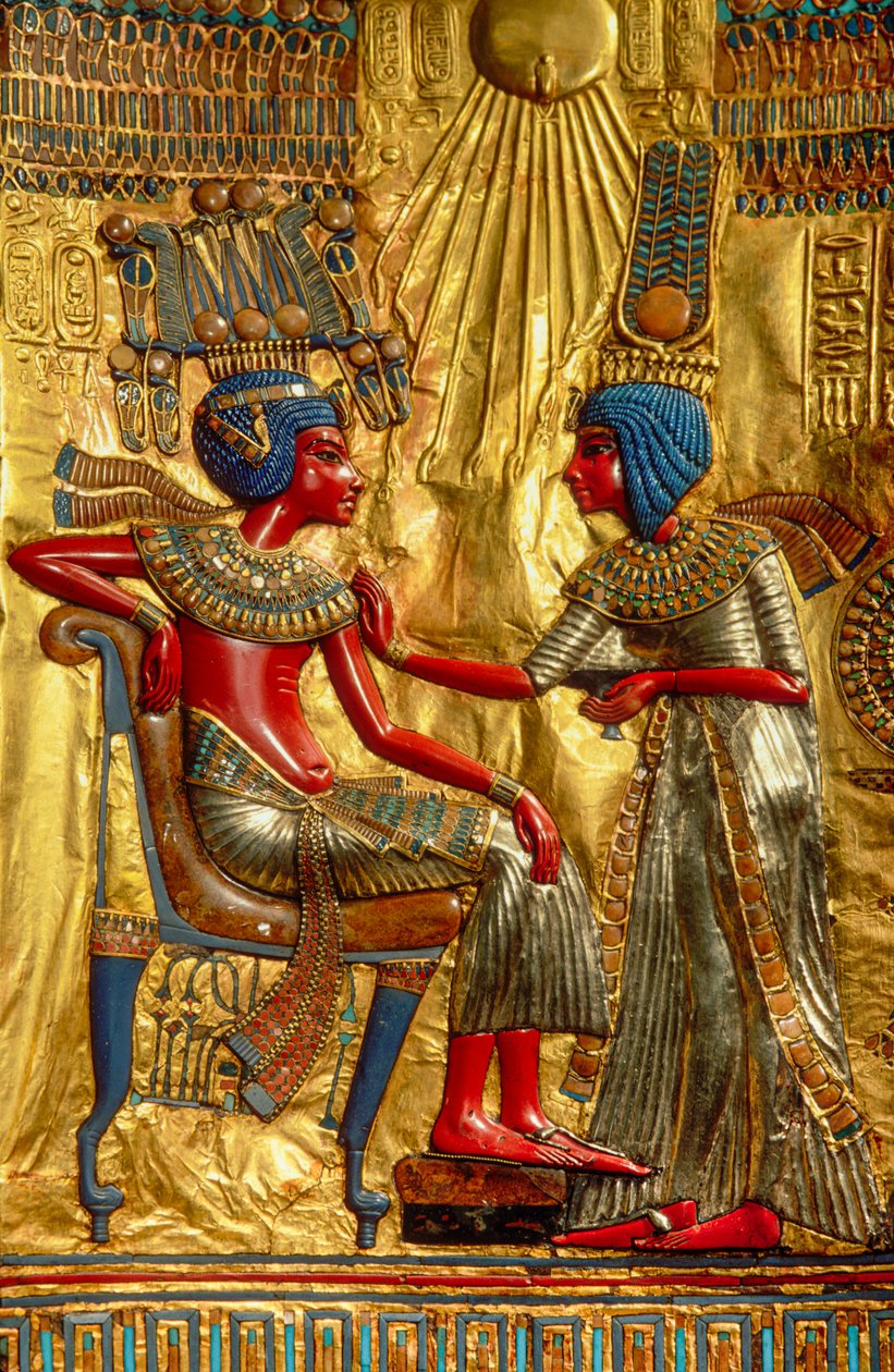 Detalje af figurer på indersiden af guldtronen, der forestiller Tutankhamon og hans kone, Egypten..., 2009 (foto) af Kenneth Garrett