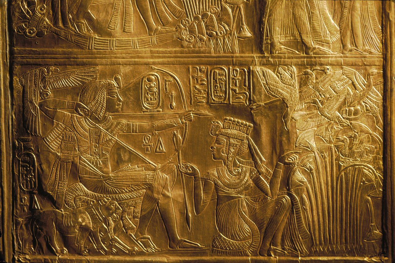 Detalje af fuglejagt med bue og pil på Canopic Shrine, guld, Kong Tutankhamon;..., 2004 (foto) af Kenneth Garrett