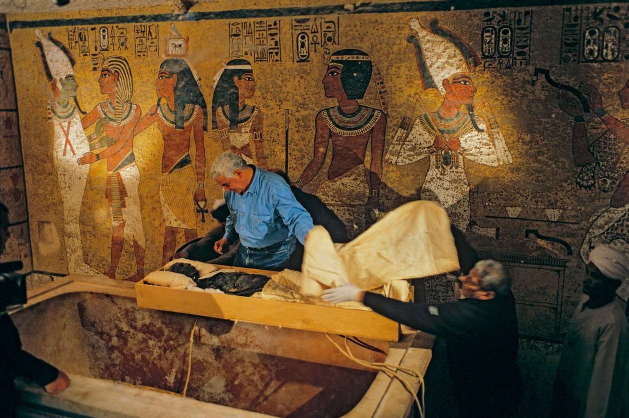 Dr. Zahi Hawass og hele det egyptiske forskerhold fjerner mumien af Kong Tut fra hans grav..., 2005 (foto) af Kenneth Garrett