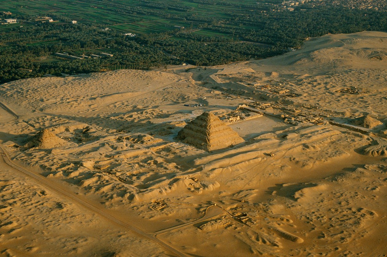 Egypten; Arkæologi; Gamle Rige; Saqqara; Pyramide Djoser, Trinpyramide, 3. dynasti af Kenneth Garrett