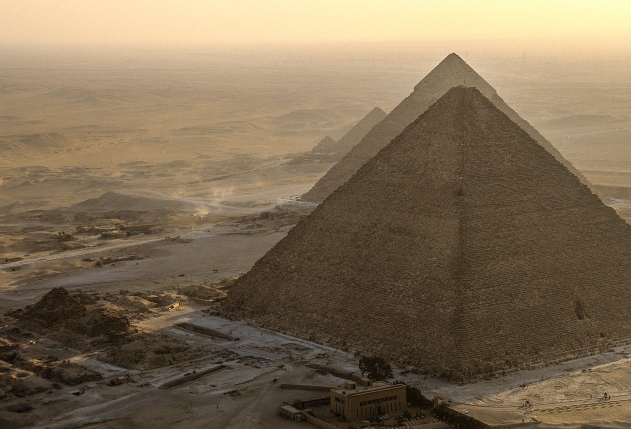 Egyptens gamle rige; Giza-pyramidescener; Giza; Egypten; luftfoto af Kenneth Garrett
