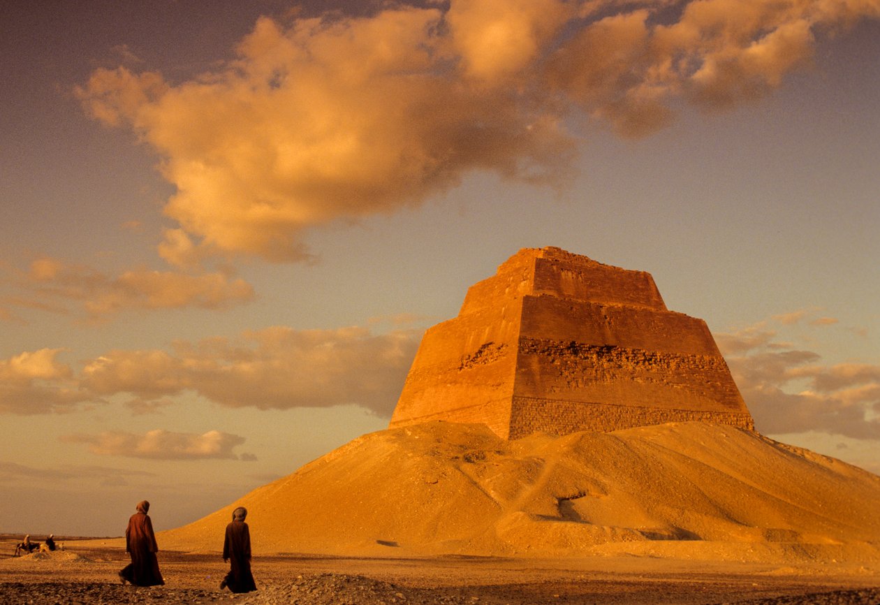 Egyptens gamle rige; Kong Snefrus pyramide; ca. 2575 f.Kr.; Maidum; Egypten, trinpyramide... af Kenneth Garrett