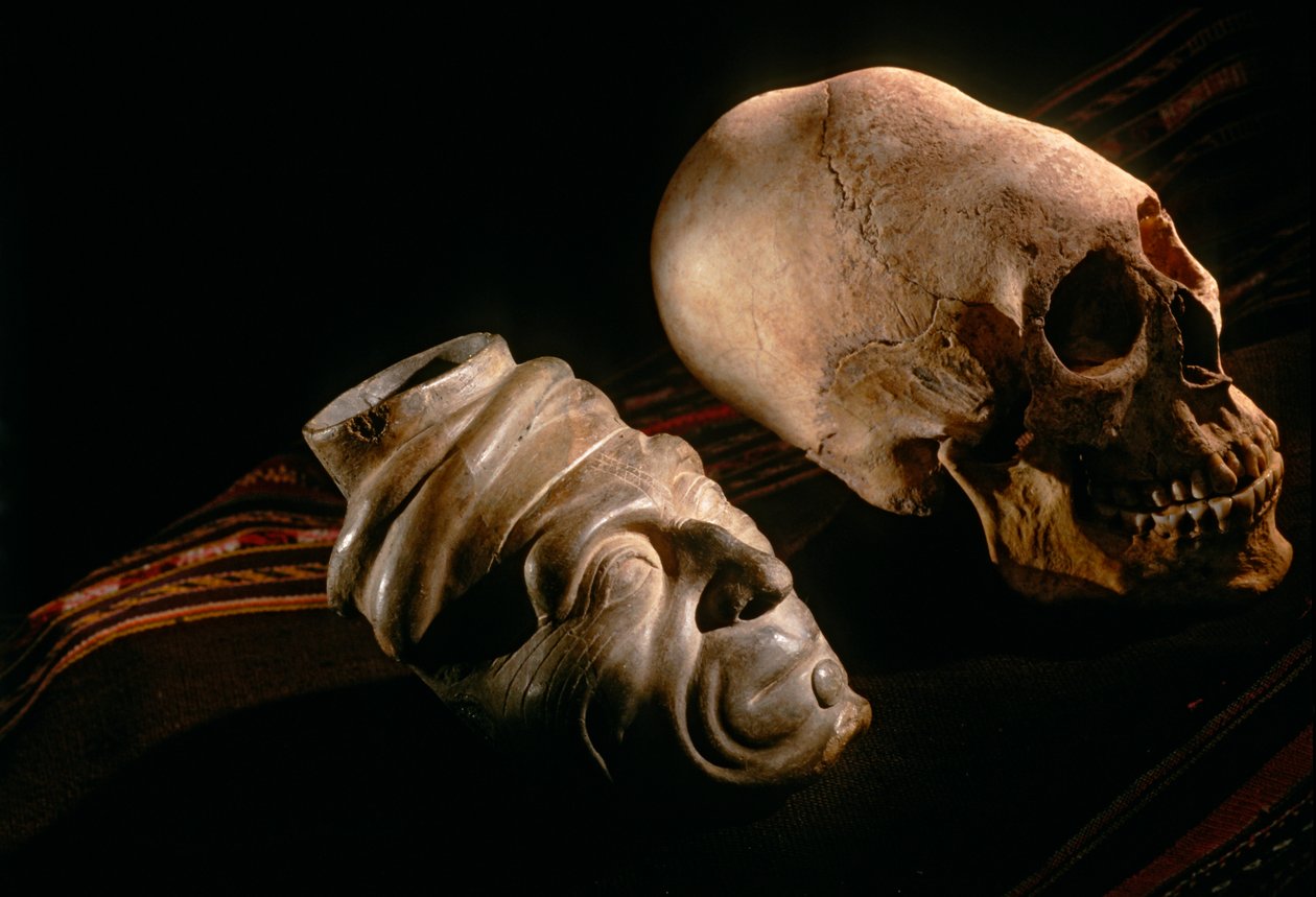 Solens riger; Bolivia; indfødte folk; Andesbjergene; Tiwanaku; Kranie deformation fra..., 2002 (foto) af Kenneth Garrett