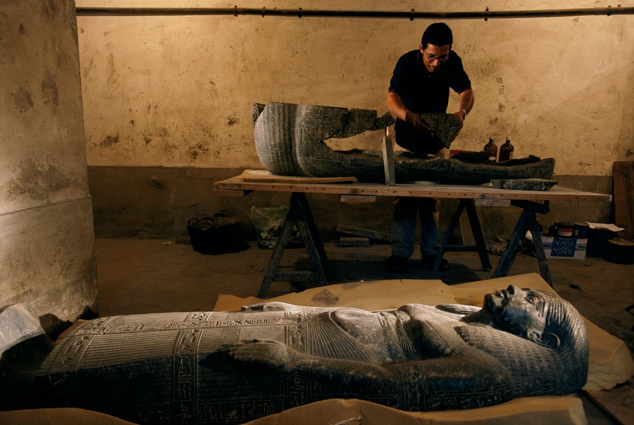 Fragmenter af bunden af Senqeds sarkofag er rekonstrueret, Ny Rige, 2002 (foto) af Kenneth Garrett