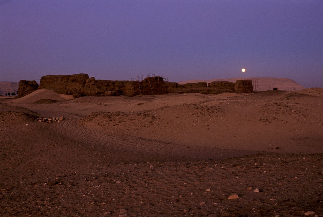 Fuldmånen går ned over Shunet of Khasekhemuy, Abydos, Egypten, 2005 (foto) af Kenneth Garrett