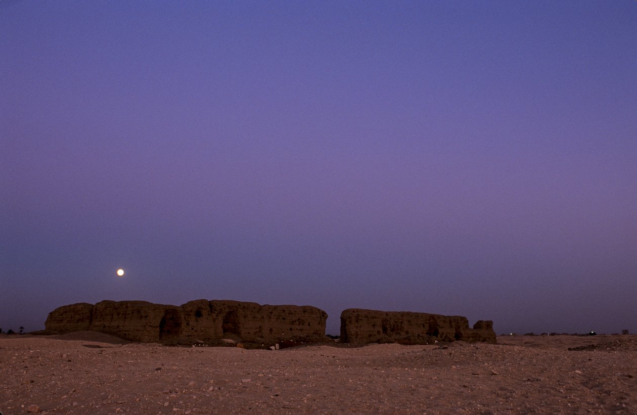 Fuldmånen går ned over Shunet of Khasekhemuy, Abydos, Egypten, 2005 (foto) af Kenneth Garrett