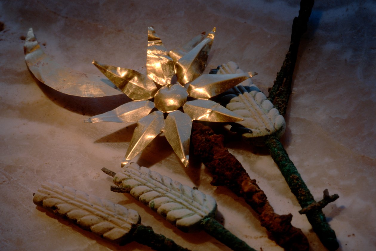 Guld sol og måne med hvedepinde, artefakter, Oxus civilisationen; Turkmenistan; Gono..., 2004 (foto) af Kenneth Garrett