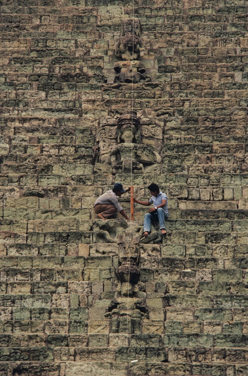 Heiroglyfisk trappe; Tempel 26, Maya, Copan, Honduras, Klassisk periode af Kenneth Garrett