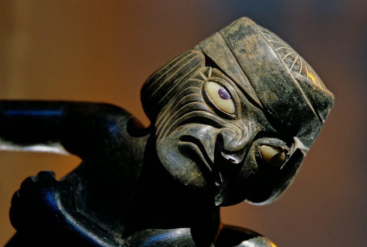 Huaca Dos Cabezas-Jecetepeque; Moche; Begravelser, mandlig figur fastgjort til keramikflaske af Kenneth Garrett