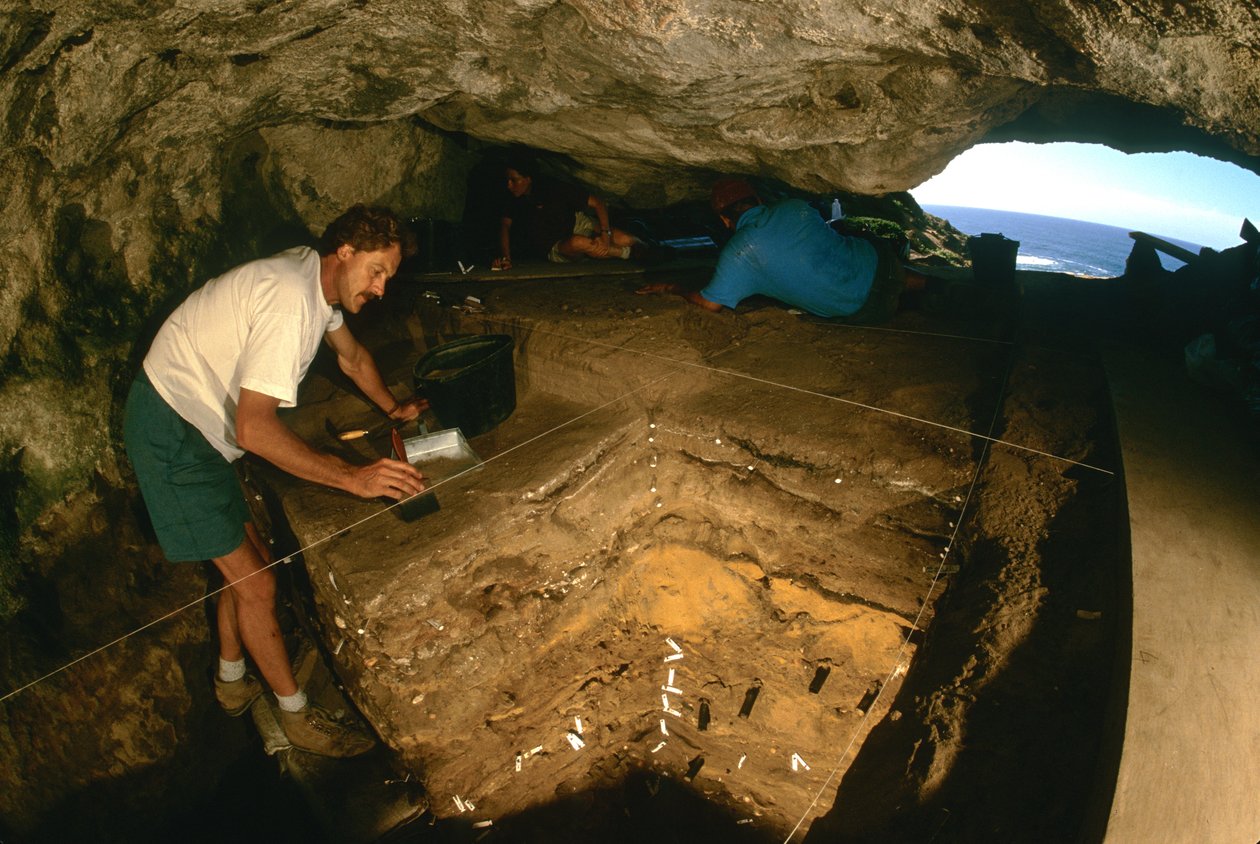 Istidsmennesker; Blombos Cave; Chris Henshilwood; 90.000 BP; Sydafrika; Moderne mennesker, 2000 (foto) af Kenneth Garrett