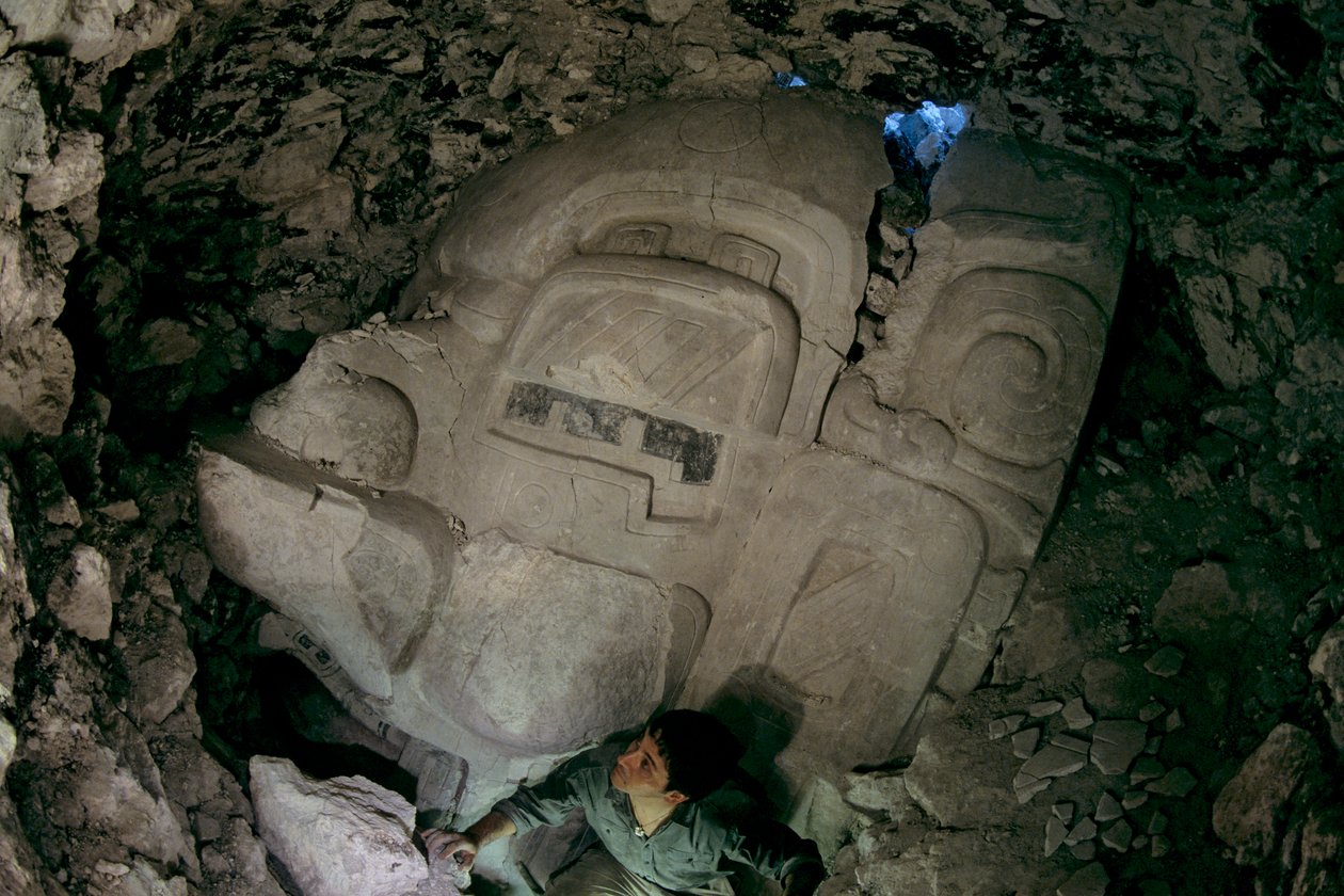 Stor tidlig præklassisk stukkaturmaske, Cival, Holmul, Guatemala, Maya, Francisco Estradabelli, 2008 (foto) af Kenneth Garrett