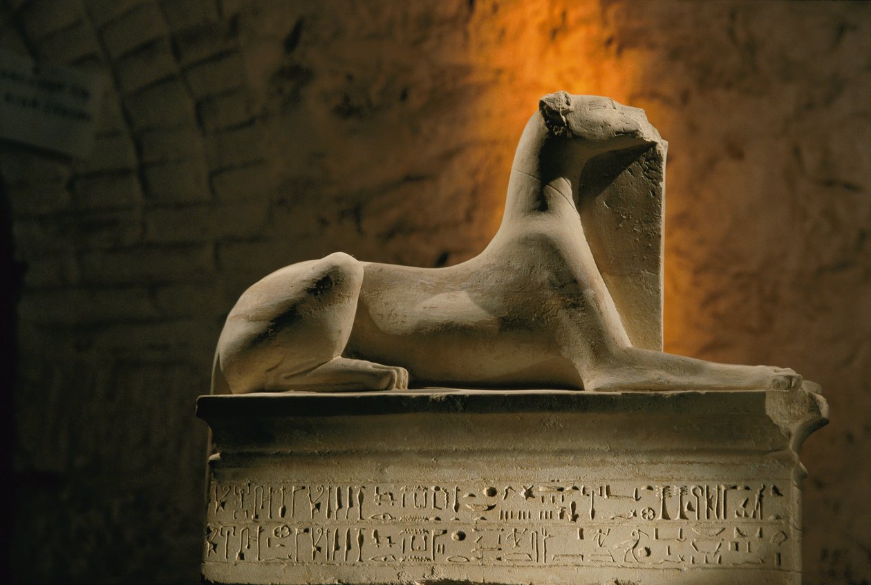 Kalkstensstatue af sjakalguden Anubis på hug på en base formet som en sarkofag, 2002 (foto) af Kenneth Garrett