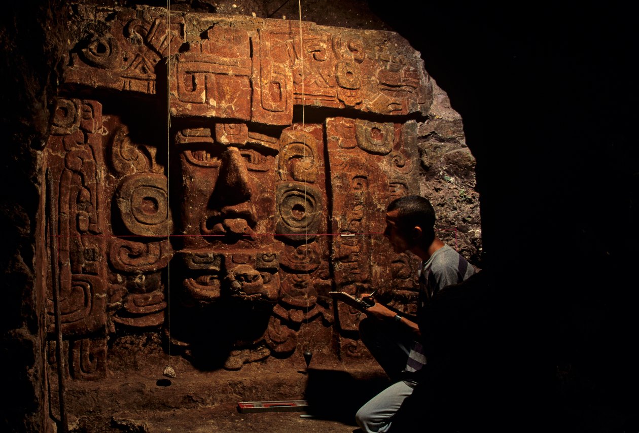 Maya; Copan; Honduras; arkæologi; klassisk periode; grav, Robert Sharer, udgravning,... af Kenneth Garrett