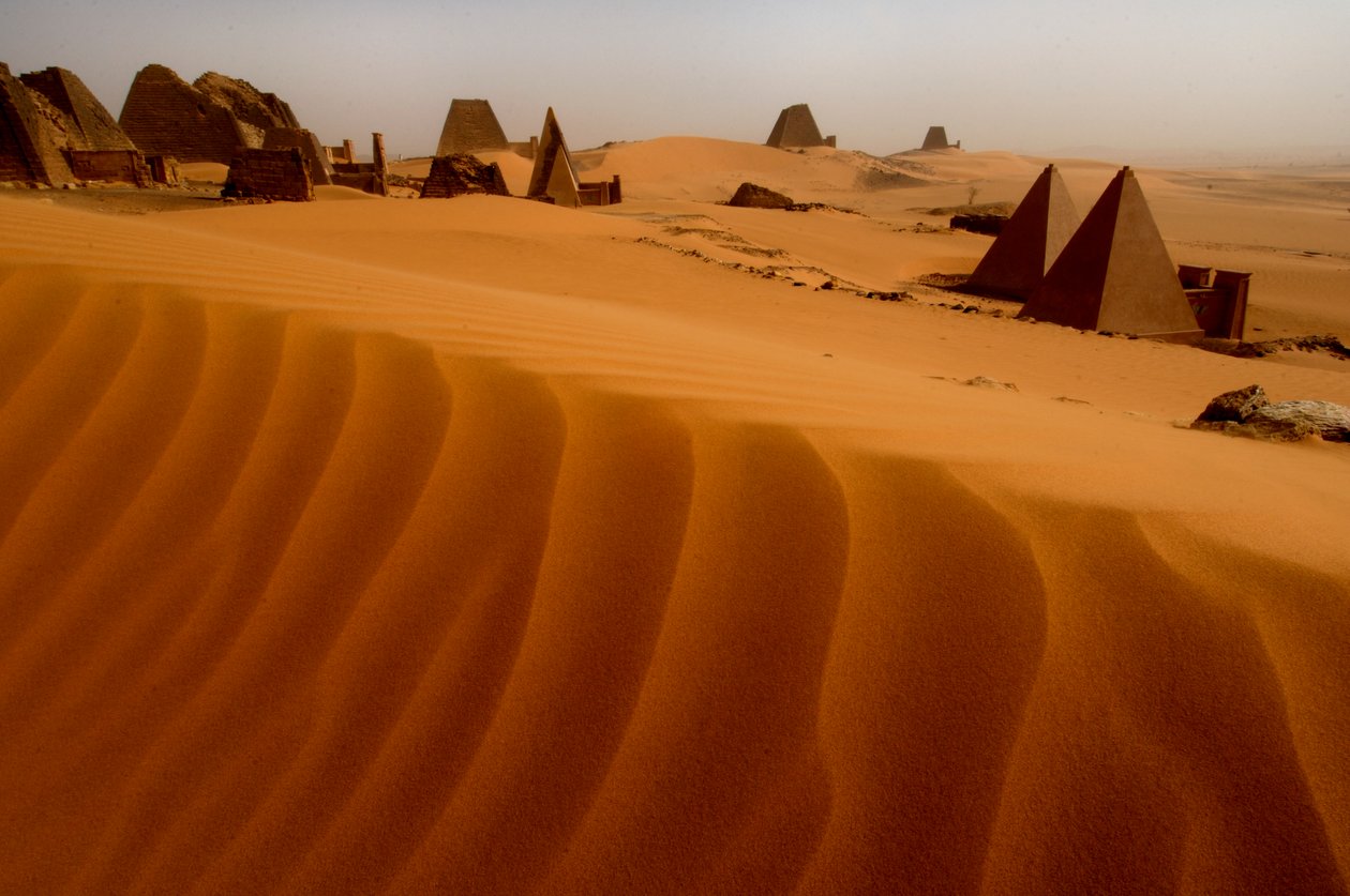 Meroe-pyramiderne, Begarawiya-pyramiderne, Sudan, Nubien, Sorte Faraoer, Tredje Mellemtid..., 2007 (foto) af Kenneth Garrett