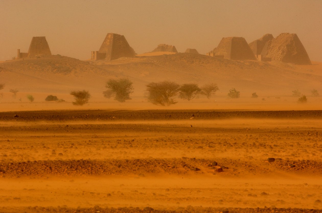 Meroe-pyramiderne, Begarawiya-pyramiderne, Sudan; Nubien; Sorte Faraoer; Tredje Mellemtid..., 2007 (foto) af Kenneth Garrett