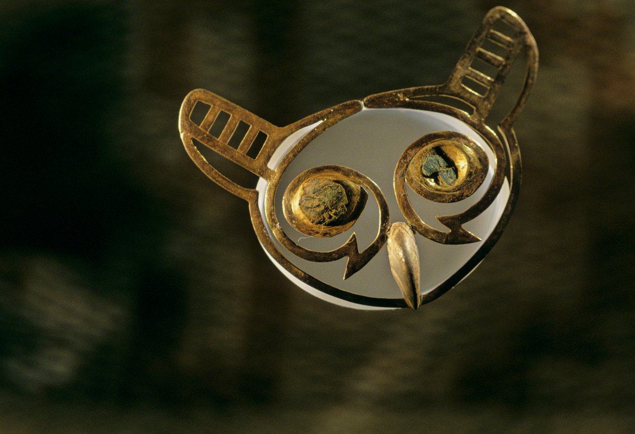 Moche; Begravelser; Huaca Dos Cabezas-Jecetepeque,Guld ugle næse ornament af Kenneth Garrett