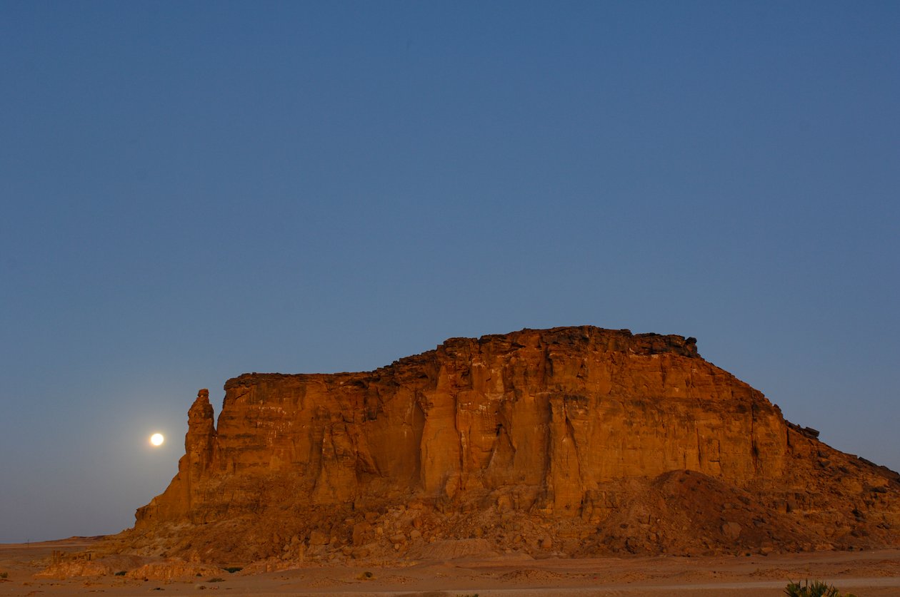 Månenedgang og solopgang, Taharka-templet, Ram-porten, Gebel Barkal, tempelkomplekset, Farao, 2007 (foto) af Kenneth Garrett