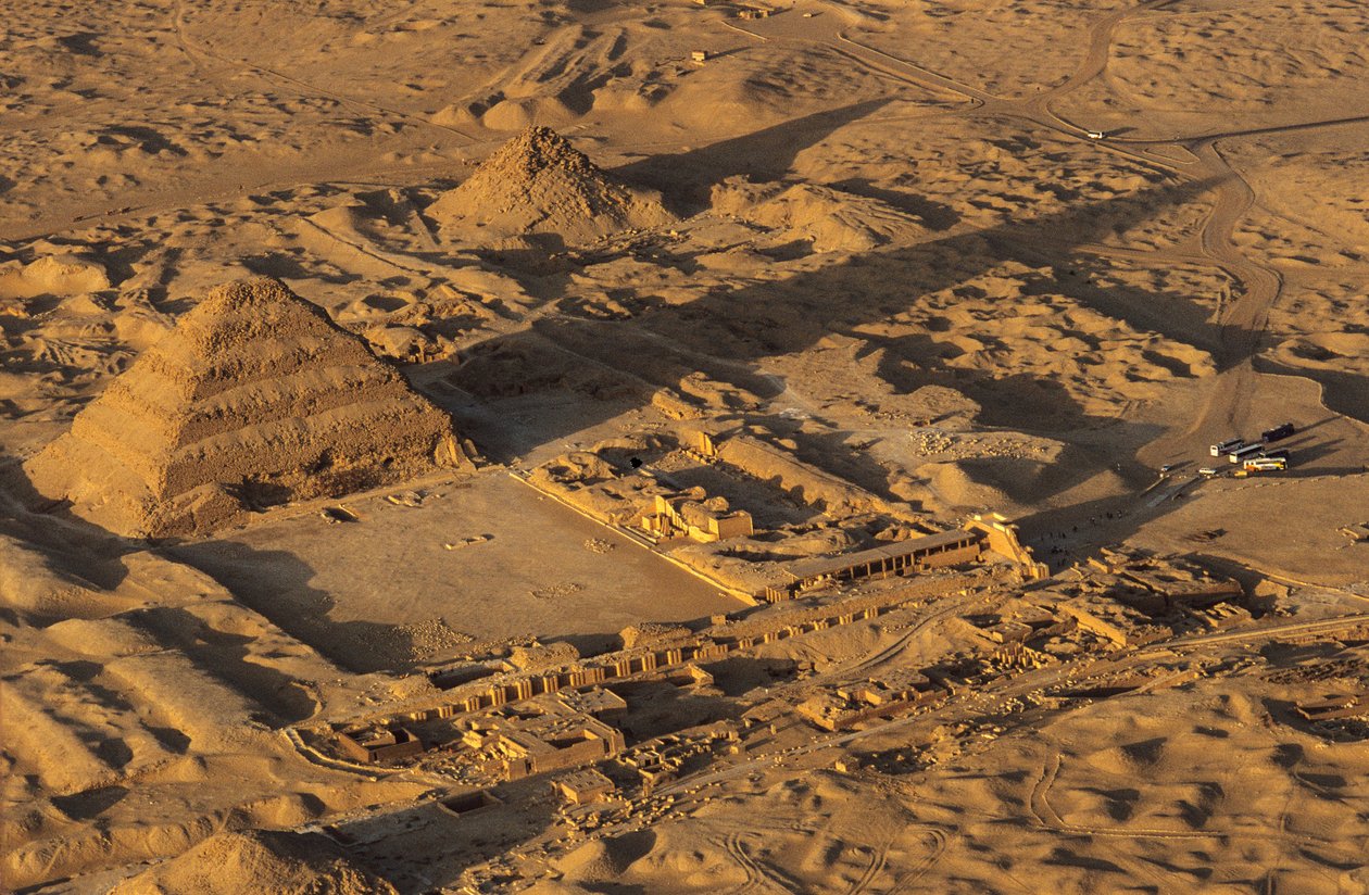 Det Gamle Rige; Djosers trinpyramide; luftfoto; Saqqara; Egypten af Kenneth Garrett