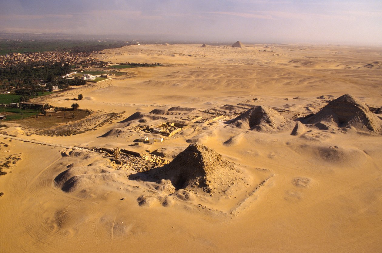 Det Gamle Rige; luftfoto af Abusir-pyramiderne med Saqqara-pyramiderne i det fjerne; Egypten af Kenneth Garrett