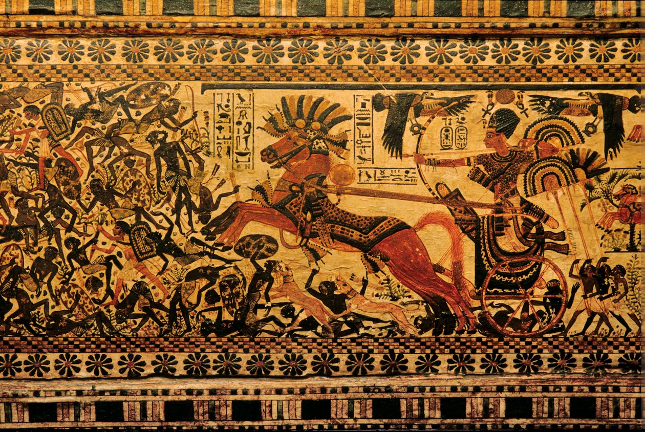 Bemalet æske forestiller Tutankhamon som kriger på stridsvogn jagtende nubiere, 2007 (foto) af Kenneth Garrett