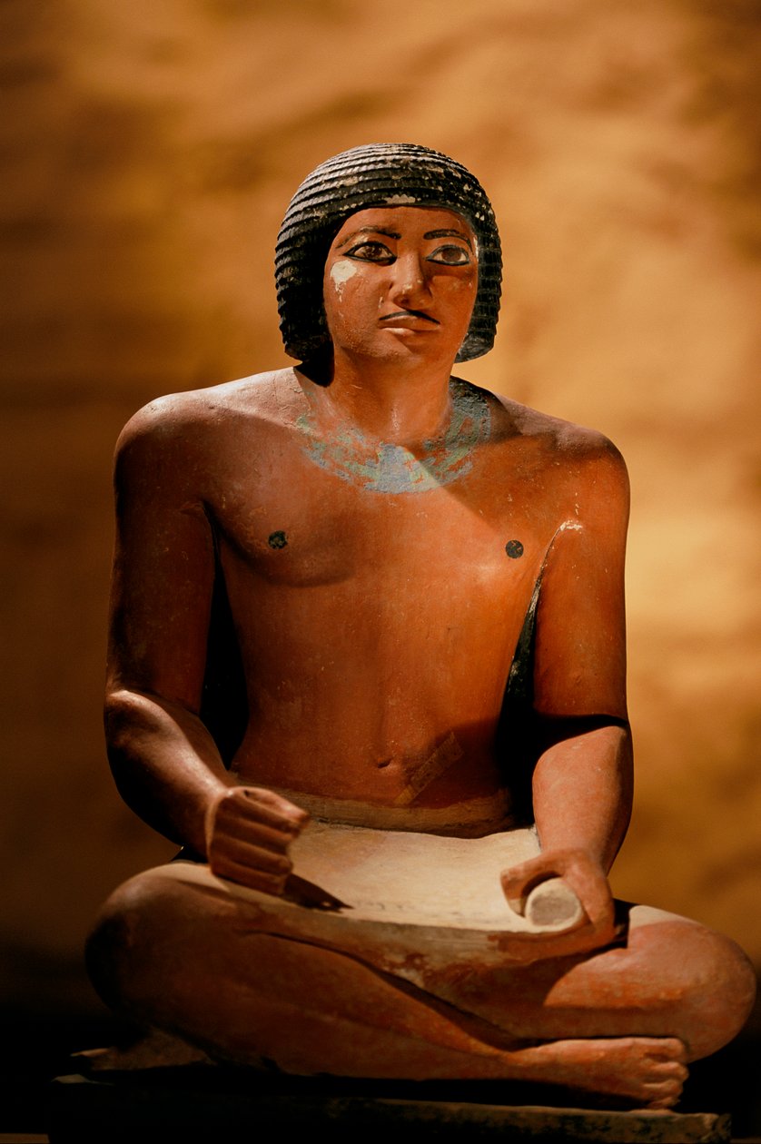 Bemalet kalkstensstatue af en siddende skriftlærd, Gamle Rige, 2002 (foto) af Kenneth Garrett