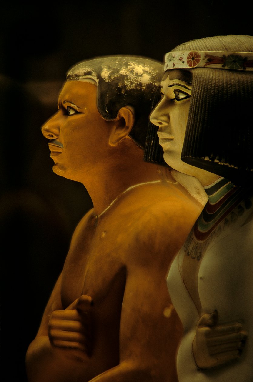 Bemalede kalkstensstatuer af Rahotep og Nofret, 2002 (foto) af Kenneth Garrett