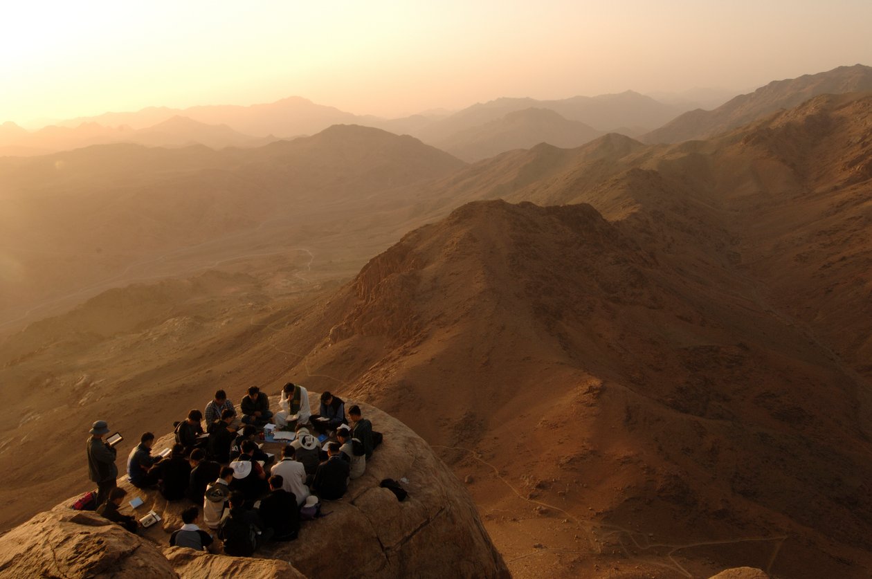 Pilgrimme samles på Sinai-bjerget, hvor Gud talte til Moses, ifølge Bibelen, Judesevangeliet, 2006 (foto). af Kenneth Garrett