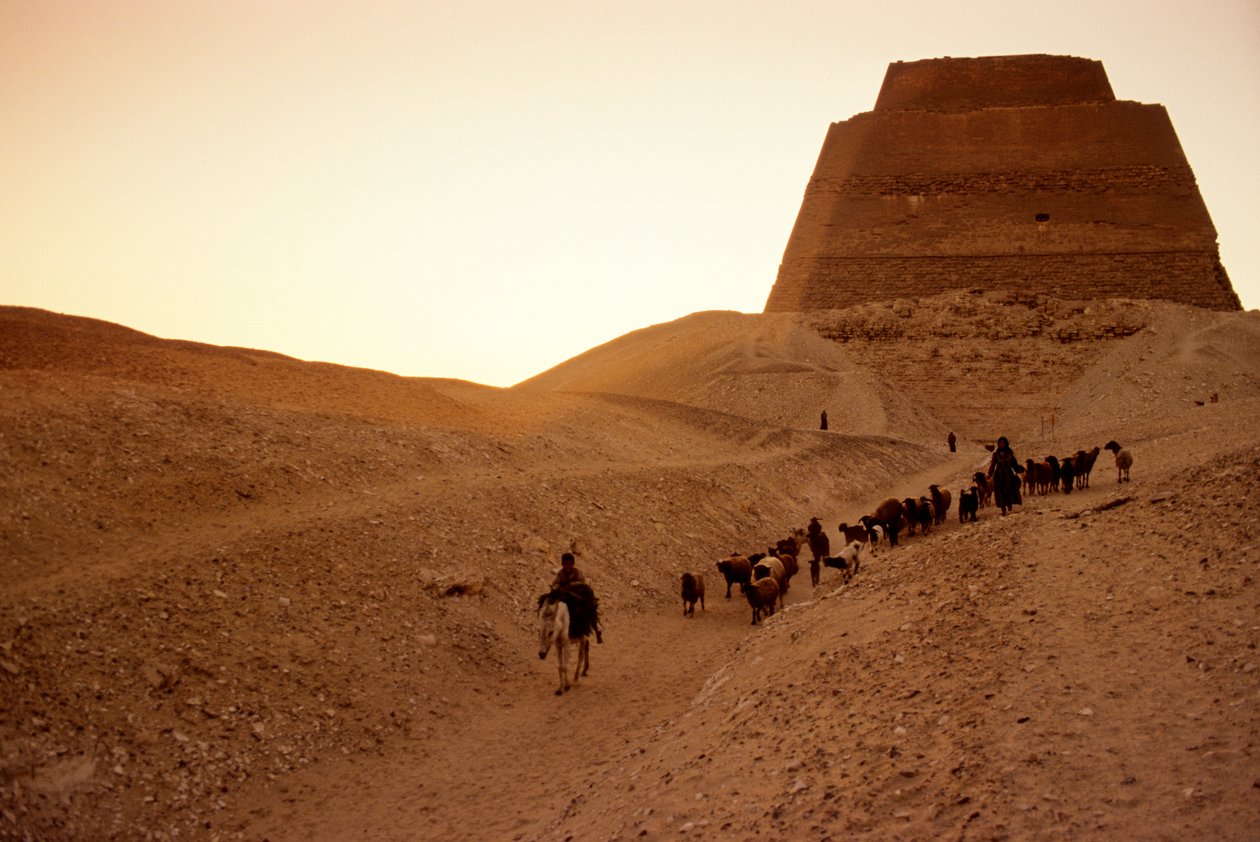 Meidums pyramide, Egyptens gamle rige; Hyrder; Egypten af Kenneth Garrett