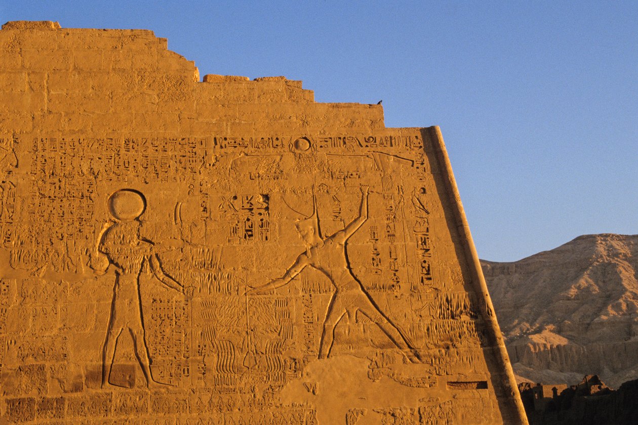 Ramses III slår fjender, hovedtempel, pylon, Medinet Habu, Det Nye Rige, Egypten, naturskønt af Kenneth Garrett