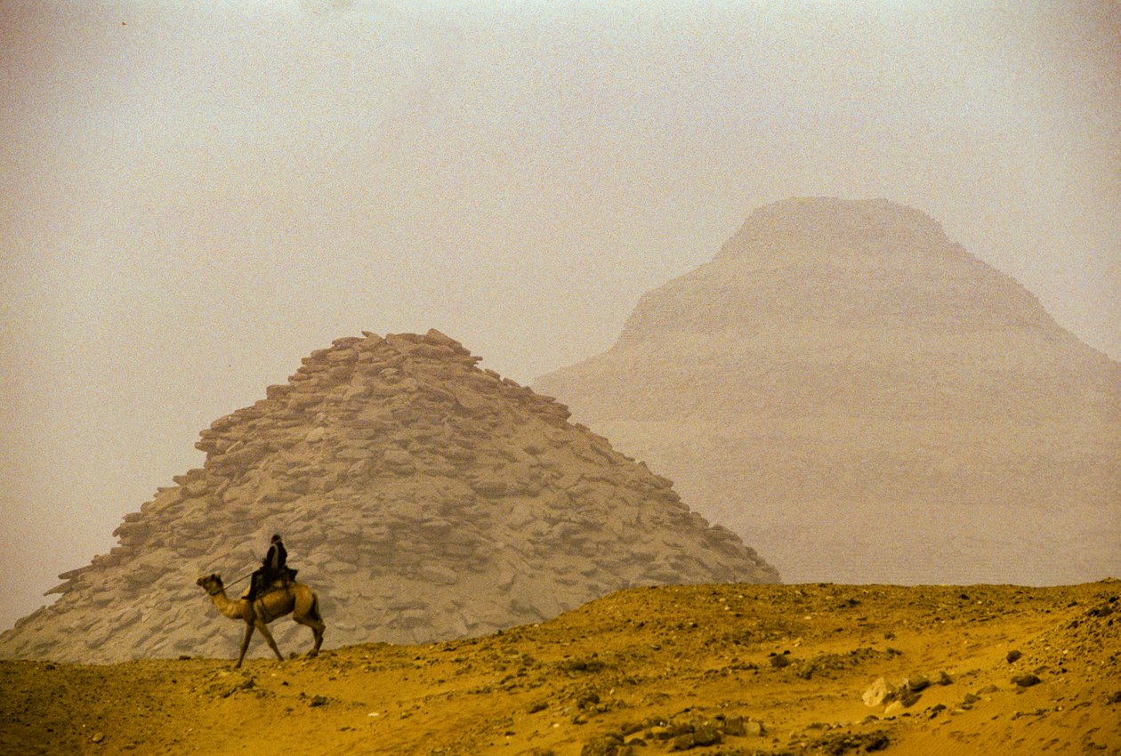 Saqqara; Teti pyramiden; 6. dynasti; Djoser pyramiden (i baggrunden); Egypten af Kenneth Garrett