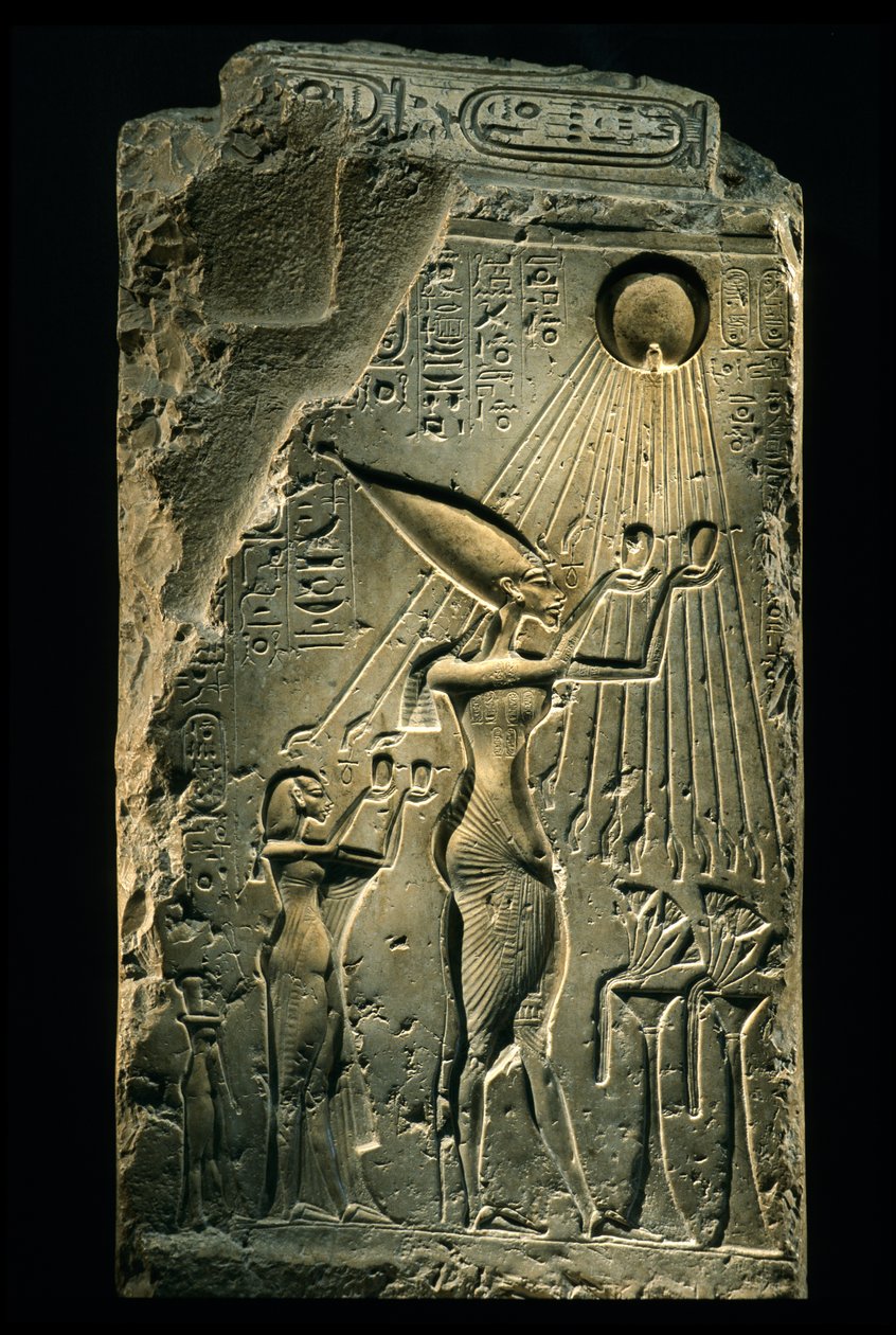 Stele forestiller Akhenaton, Nefertiti og datter med hænderne løftet mod guden Aten, Amarna..., 2009 (foto) af Kenneth Garrett