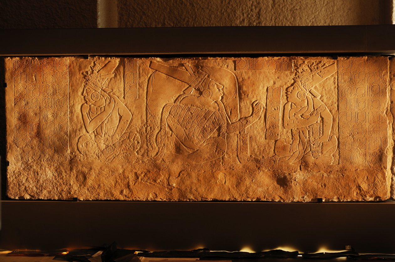 Tronbænk i tempel 19, Palenque, Mexico, udskæring af Akhal Mo Nab, 2005 (foto) af Kenneth Garrett