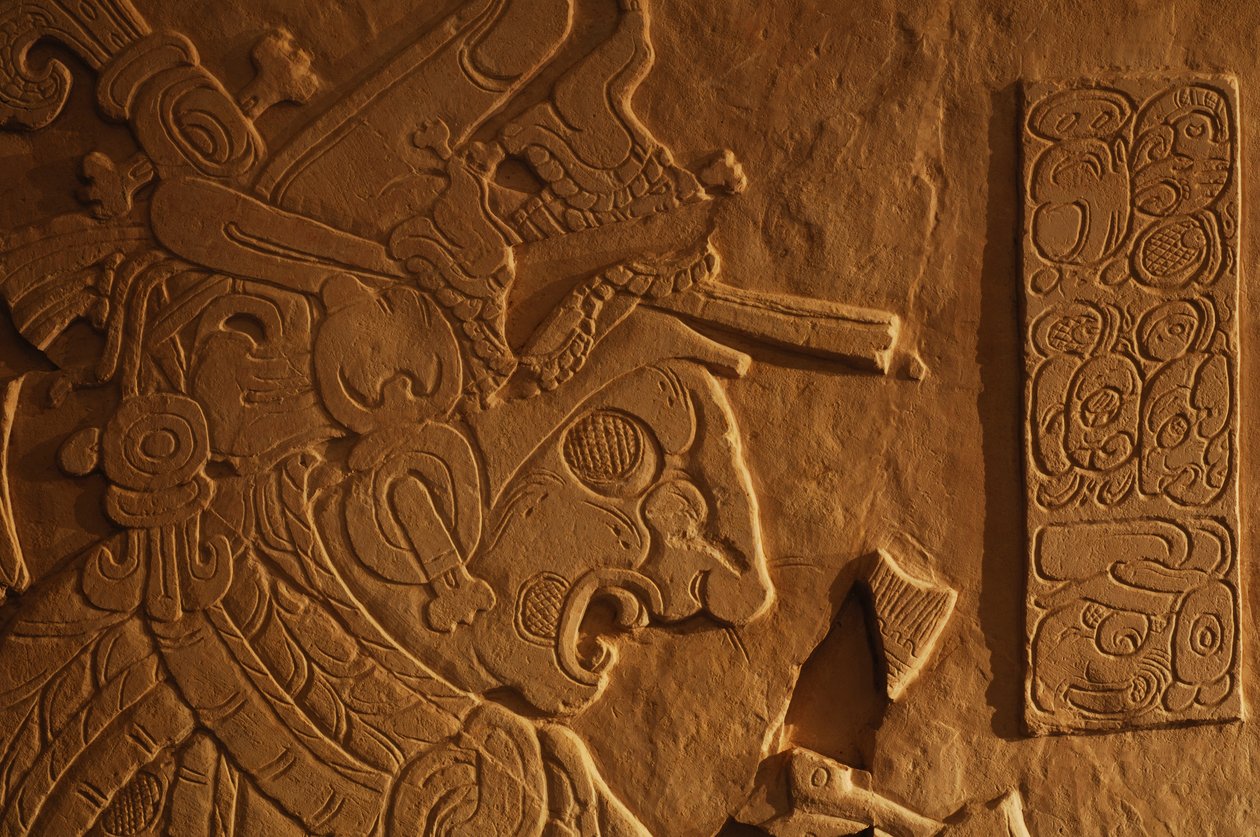 Tronbænk i tempel 21, udskæring af kong Akhal Mo Nab, Palenque, Mexico, 2005 (foto) af Kenneth Garrett