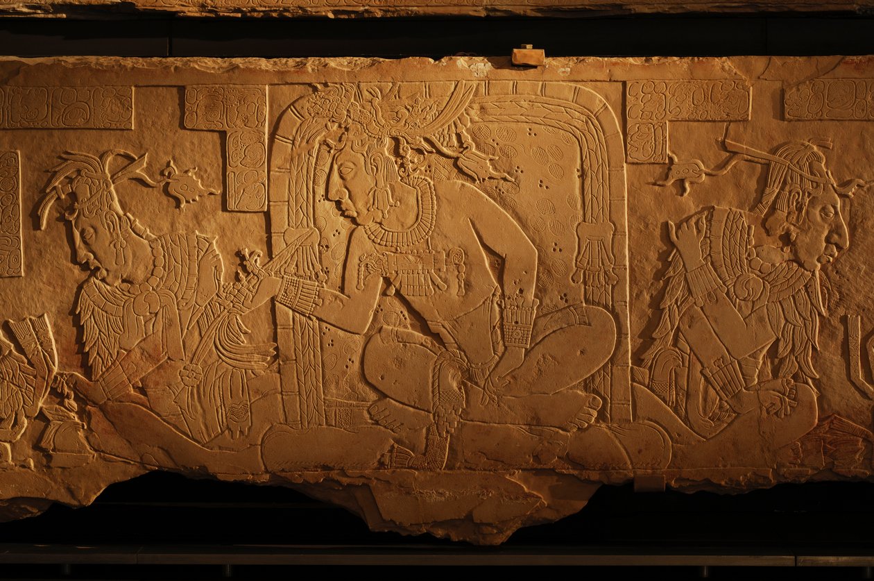 Tronbænk i tempel 21, udskæring af kong Akhal Mo Nab, Palenque, Mexico, 2005 (foto) af Kenneth Garrett