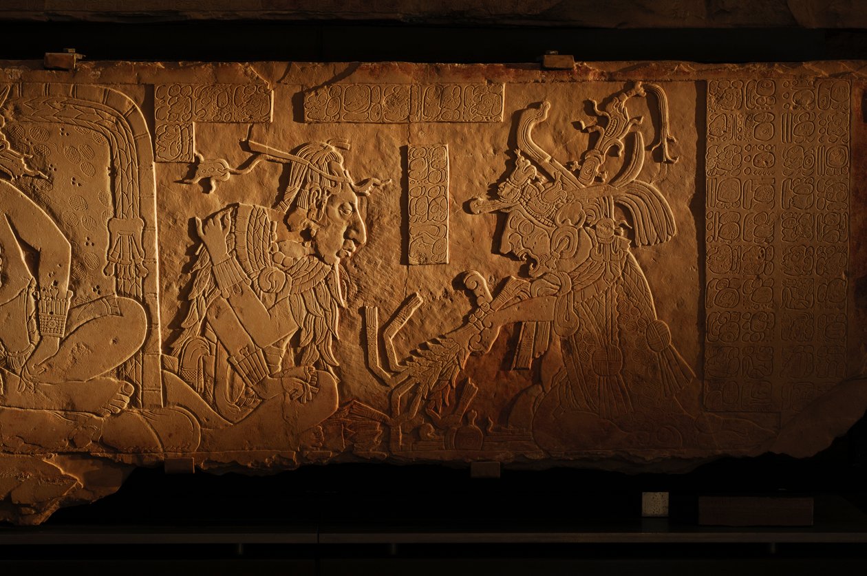 Tronbænk i tempel 21, udskæring af kong Akhal Mo Nab, Palenque, Mexico, 2005 (foto) af Kenneth Garrett