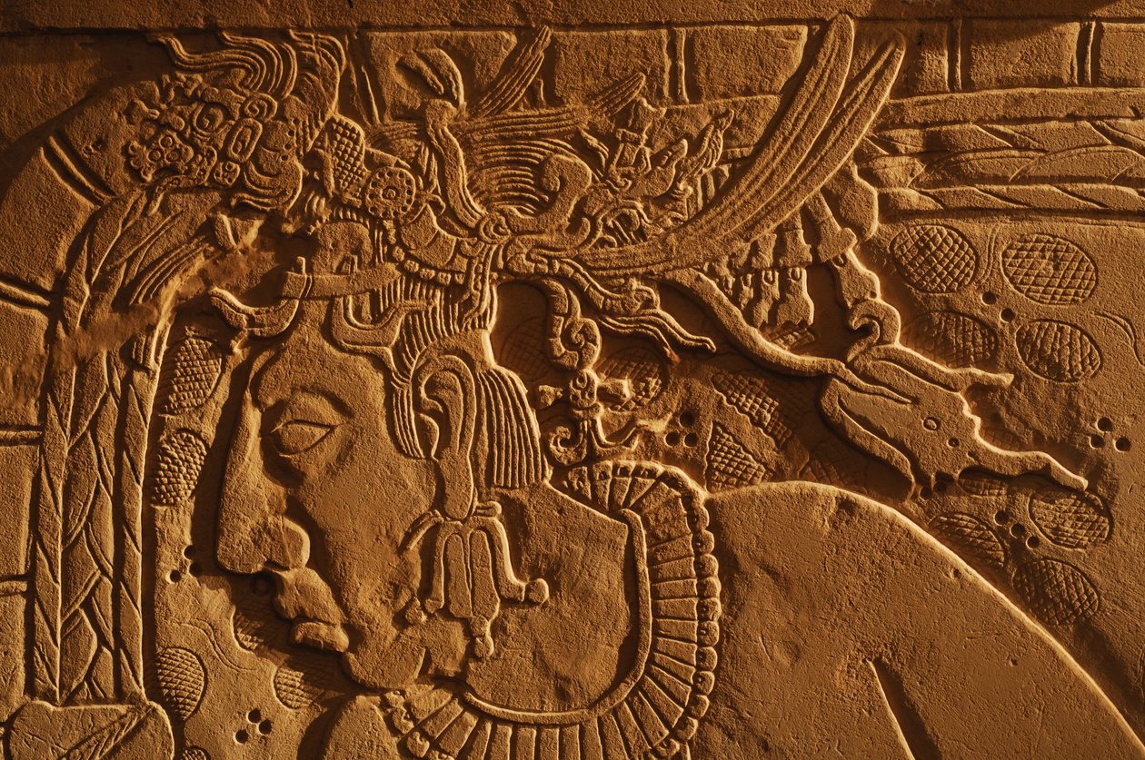 Tronbænk i tempel 21, udskæring af kong Akhal Mo Nab, Palenque, Mexico, 2005 (foto) af Kenneth Garrett