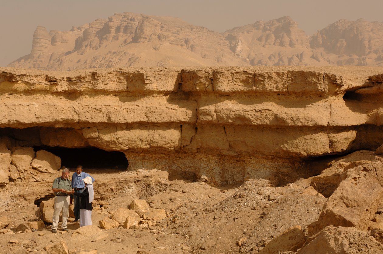 Manuskriptet blev fundet i en lignende hule, El Minya, Egypten, Gospel of Judas; Codex T..., 2006 (foto) af Kenneth Garrett