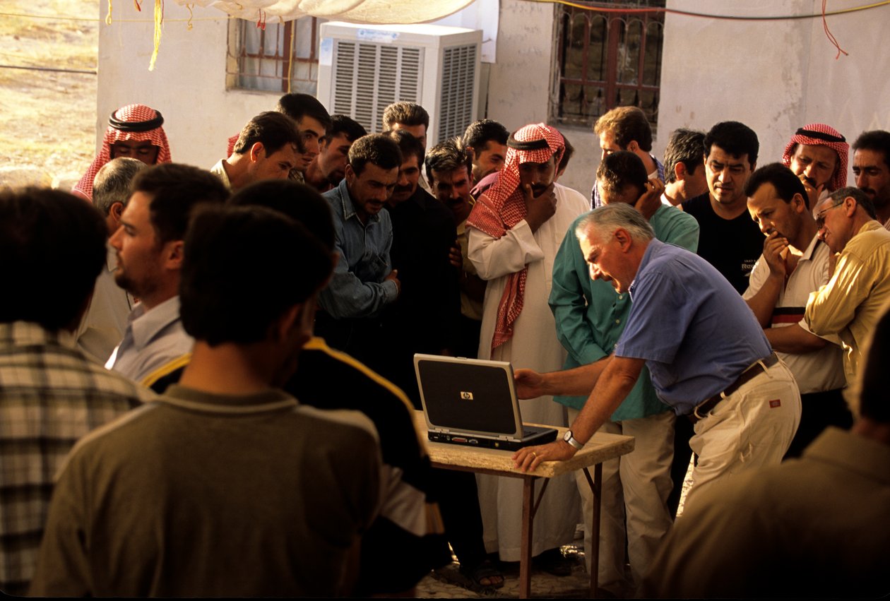 Urkesh, Det Hurriske Rige, Syrien, 2400 f.Kr., Giorgio Buccellati deler årstidsfund med..., 2004 (foto) af Kenneth Garrett