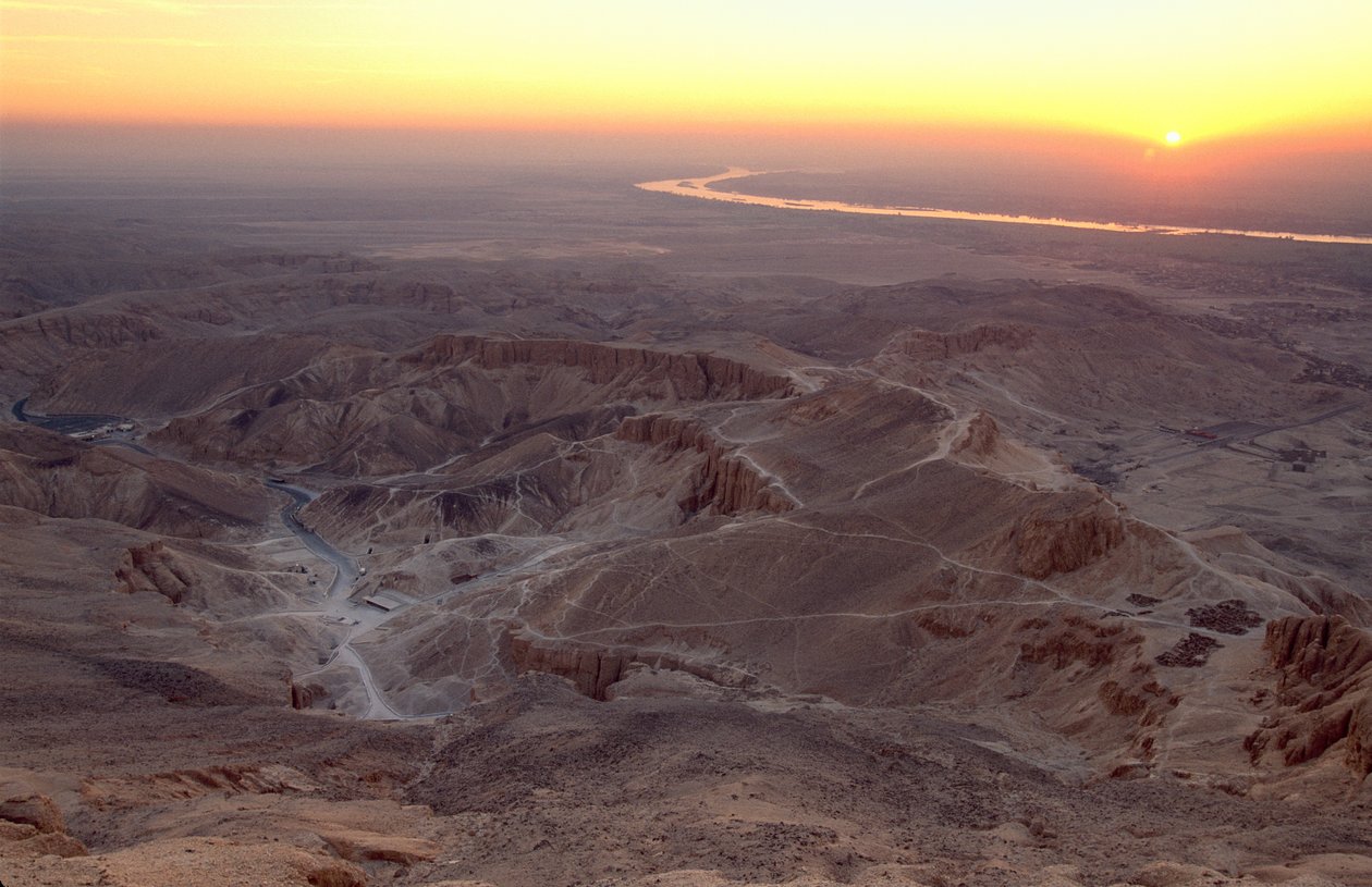 Udsigt fra toppen af Qurna ved solopgang; Egypten; Kongernes Dal; af Kenneth Garrett