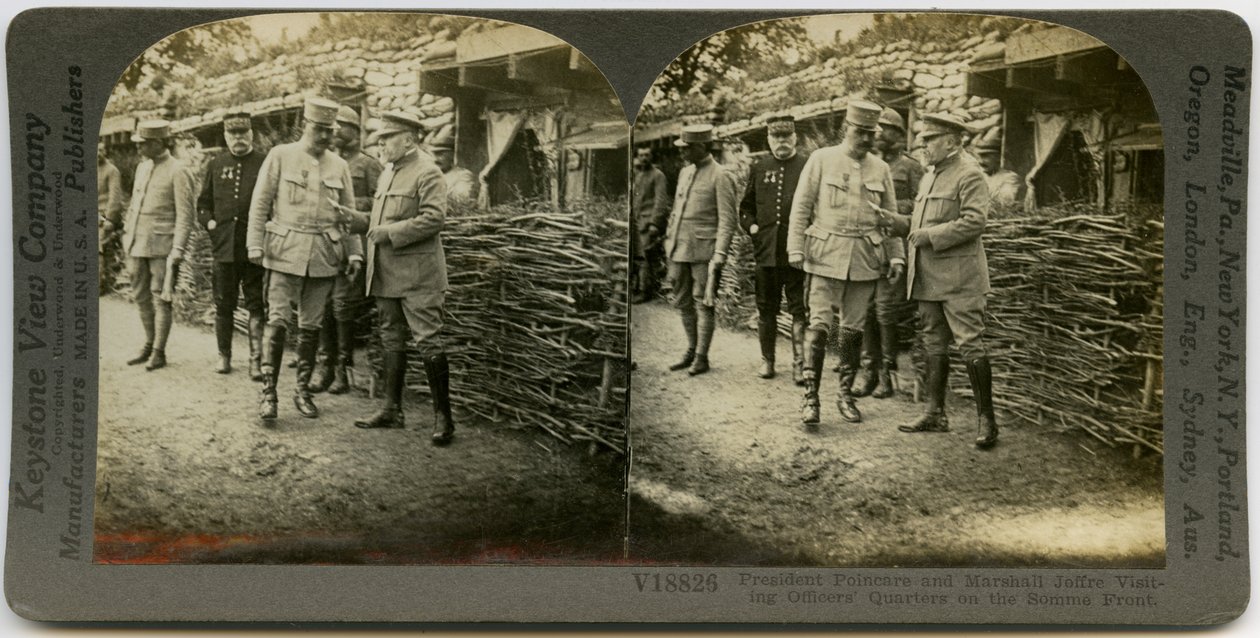 Horisontalt sepia -stereokort, der viser den franske præsident Raymond Poincare og Marshall Joseph Joffre, der mødes med uniformerede officerer af Keystone View Company