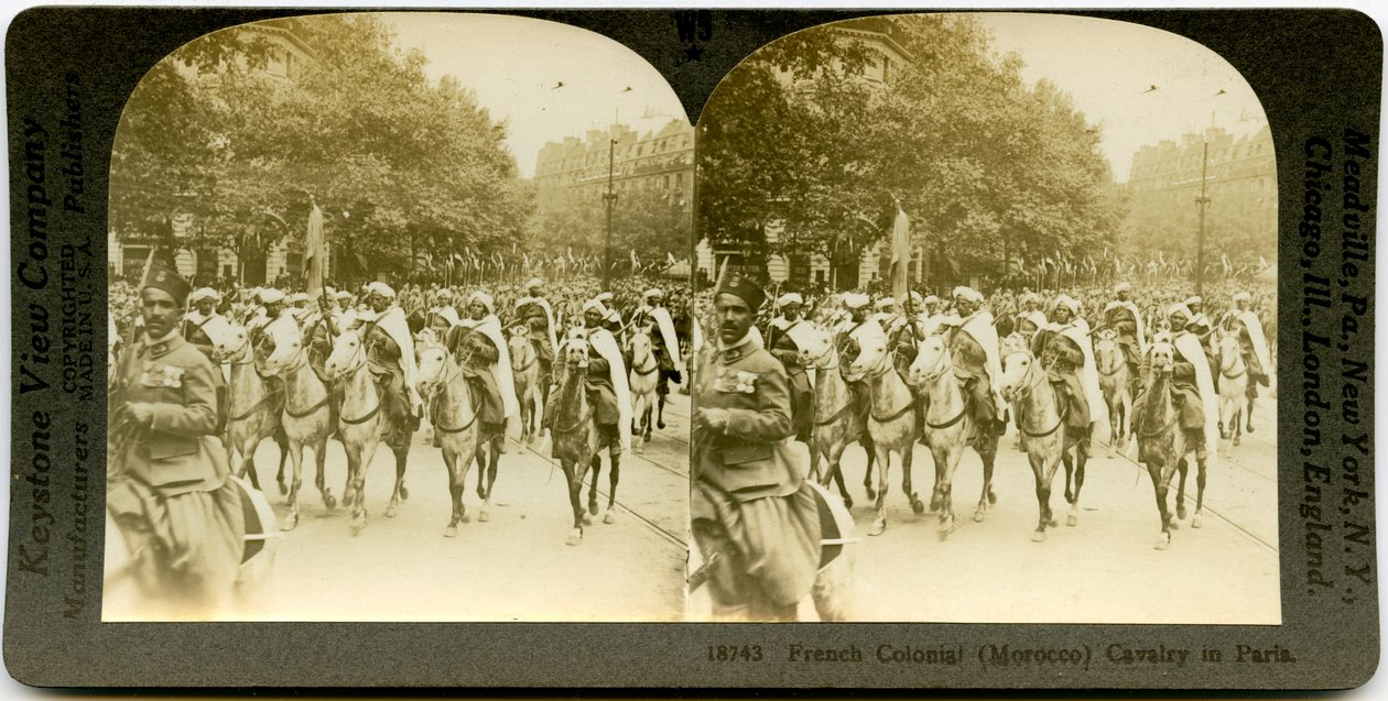 Horisontal, sepia, stereokort, hvor uniformerede mænd på hesteryg marcherer i en parade. Keystone Stereograf nummer 18743. Titlen lyder af Keystone View Company