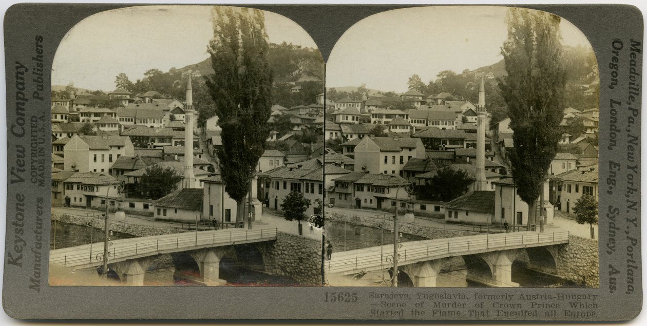 Horisontalt sepia -stereokort med udsigt over Sarajevo, Bosnien -Hercegovina. I forgrunden er en bro, der spænder over en flod, og forskellige bygninger kan ses i baggrunden. Keystone stereograf nummer 15625. Titlen lyder af Keystone View Company