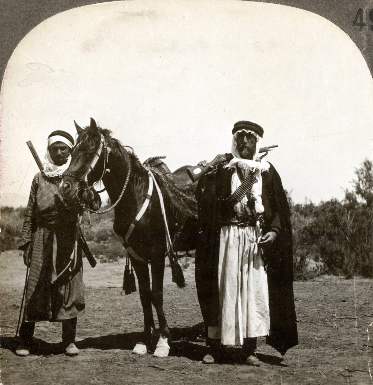 En sheik og hans livvagt, Syrien, 1900-tallet. af Keystone View Company