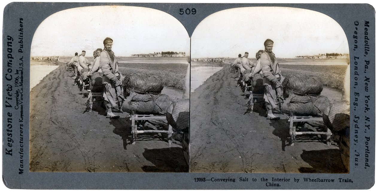 Transport af salt til interiøret med trillebørtog, Kina, 1906 af Keystone View Company