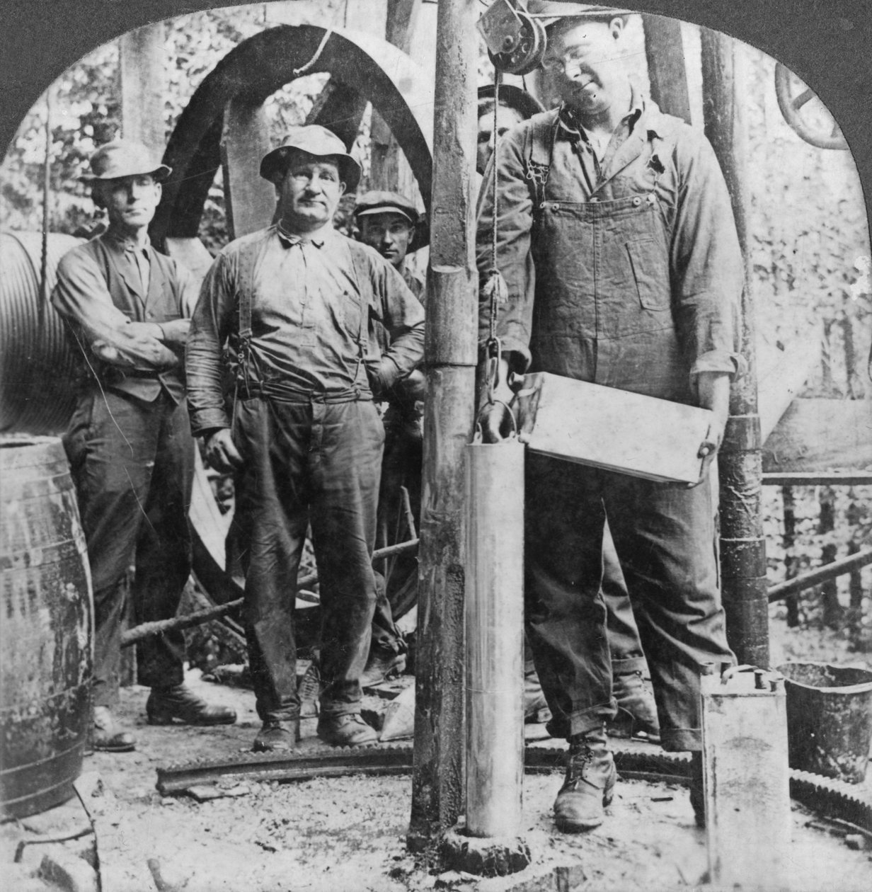 Fyld en skal med nitroglycerin, oliefelt i Pennsylvania, USA, begyndelsen af det 20. århundrede af Keystone View Company