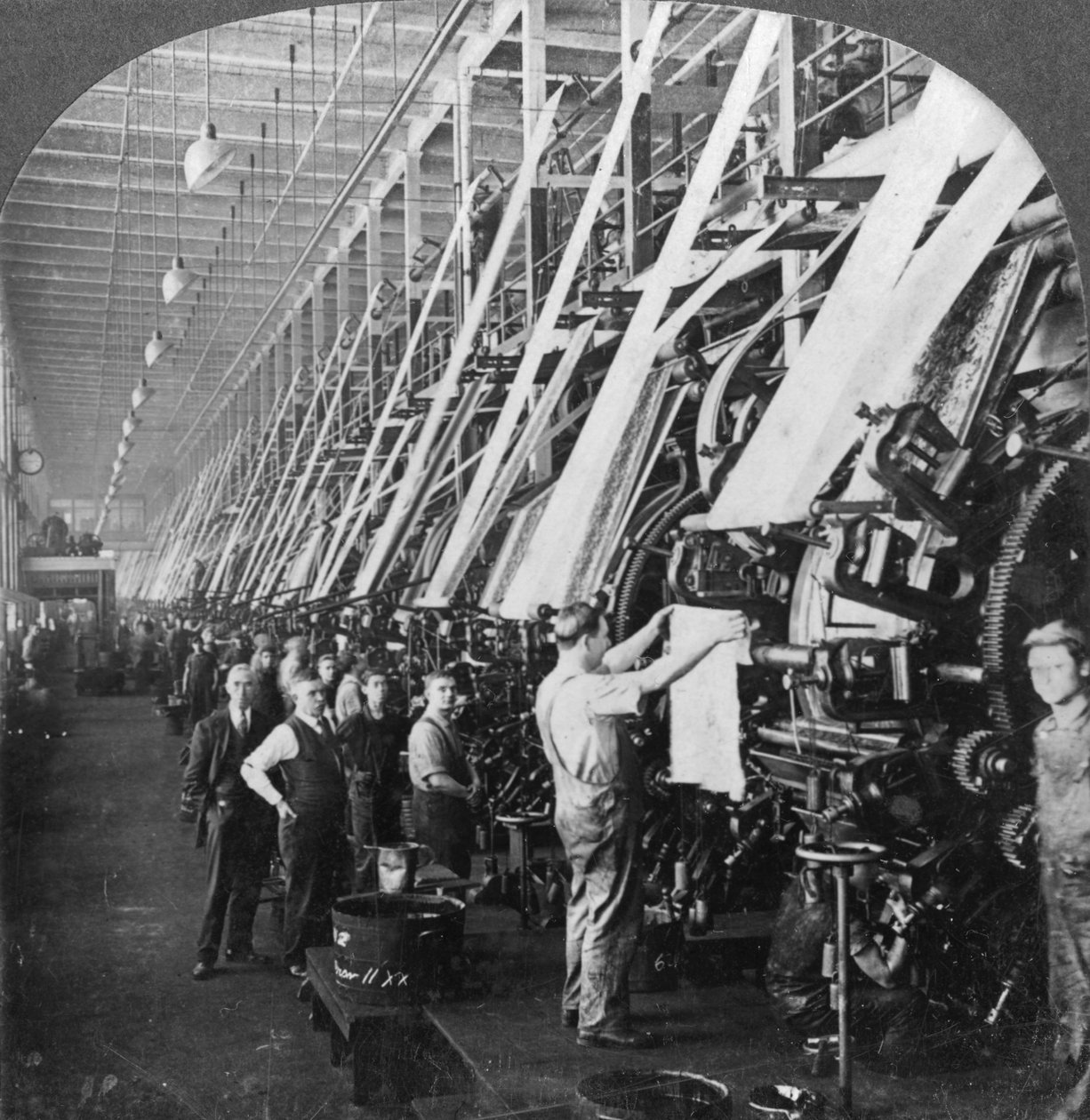 Generelt billede af et stort trykkeri i en bomuldsmølle, Lawrence, Massachusetts, USA, 20. århundrede af Keystone View Company