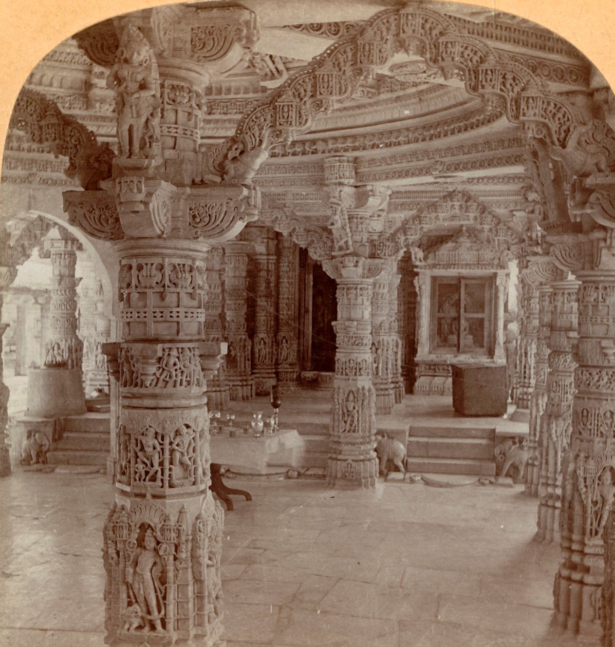 Interiør, Dilwara-templet, Abu-bjerget, Indien, 1901. af Keystone View Company