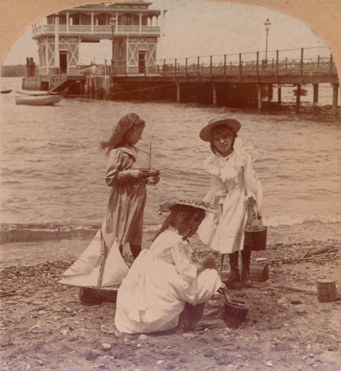 At spille på stranden c1900 af Keystone View Company